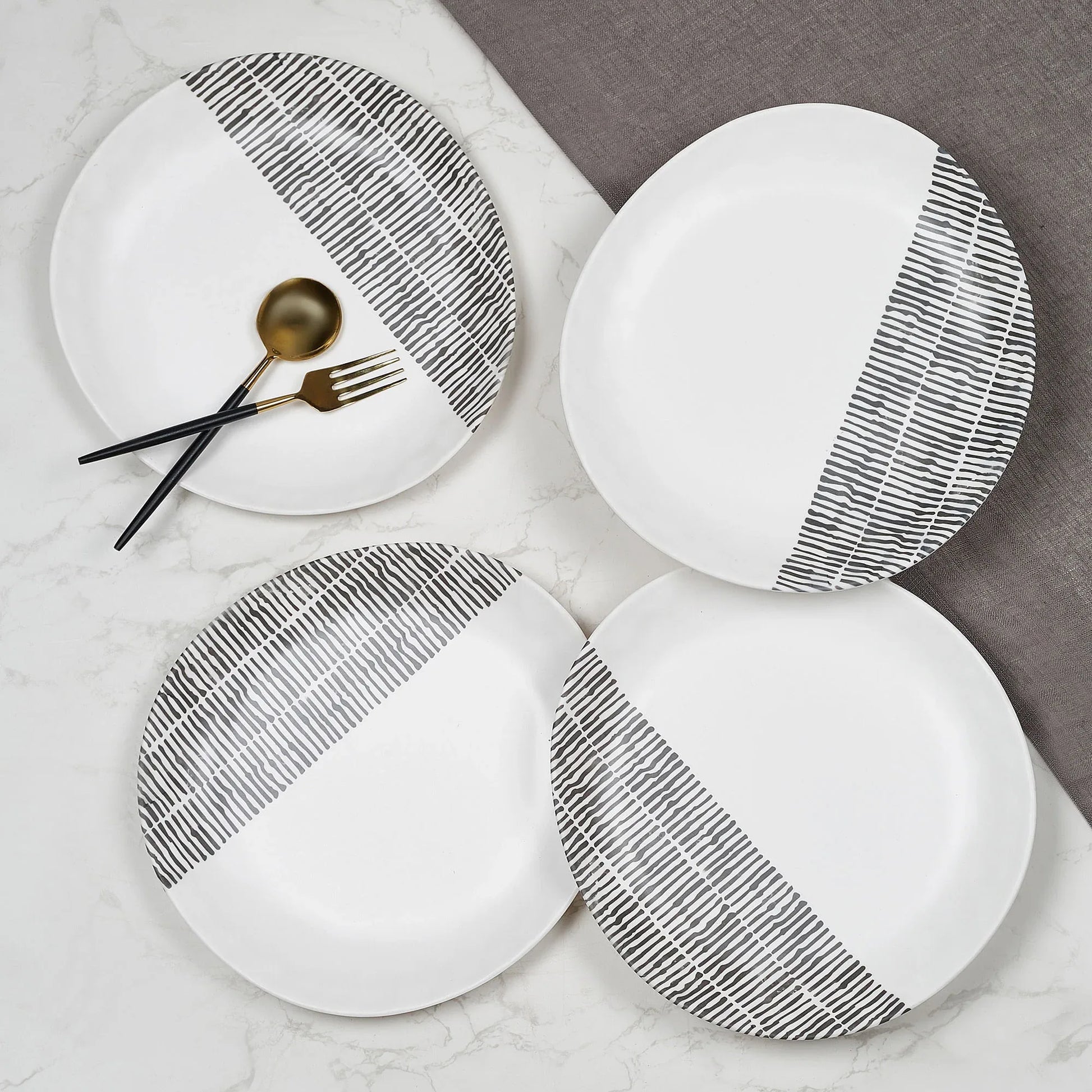 Linea Melamine Dinner Plate Set of in Black White Colour