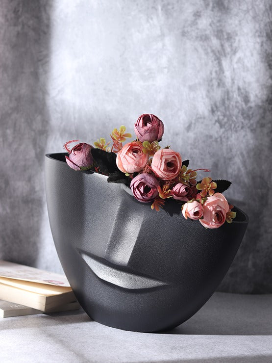 The Amused Face Vase in Black dimensions