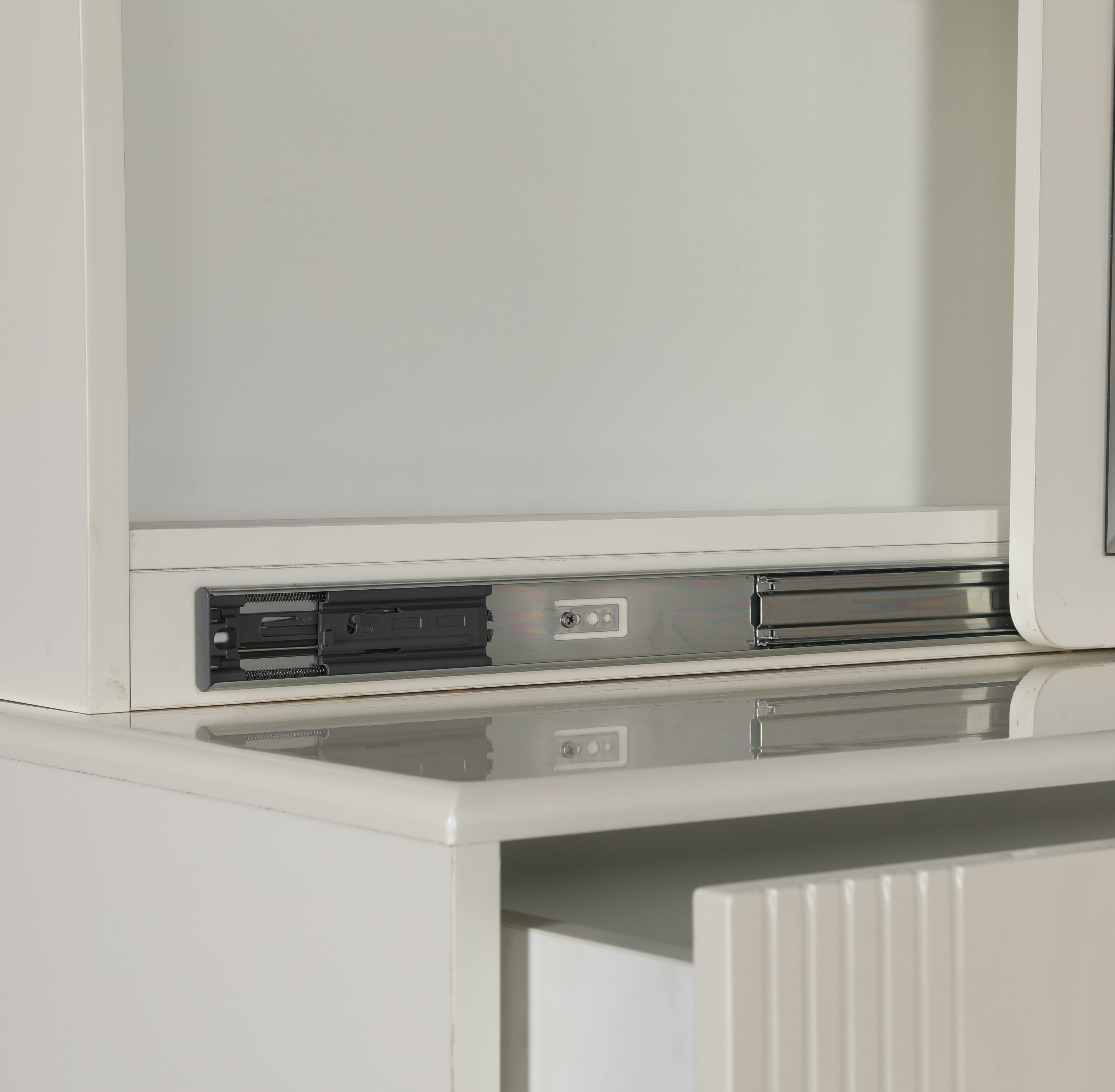 Snowcrest Dresser with Sliding Mirror